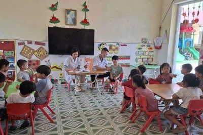 TRƯỜNG MN NAM TIẾN PHỐI HỢP VỚI TRẠM Y TẾ XÃ NAM MINH KHÁM SỨC KHỎE ĐỊNH KỲ THEO KẾ HOẠCH CHO TRẺ
