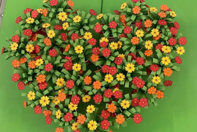 CÁC CON HỌC SINH TRƯỜNG MN NAM TIẾN LÀM THIỆP VÀ HOA CHÚC MỪNG BÀ, MẸ VÀ CÔ NHÂN NGÀY 8/3