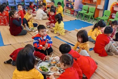 TRƯỜNG MN NAM TIẾN TỔ CHỨC CHO TRẺ TRẢI NGHIỆM BỮA ĂN TẤT NIÊN “MÂM CƠM TRUYỀN THỐNG”